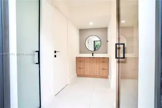 Propiedad en alquiler con 4 habitaciones y 3 baños en Surfside