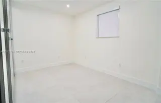 Propiedad en alquiler con 4 habitaciones y 3 baños en Surfside