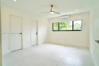 Propiedad en alquiler con 4 habitaciones y 3 baños en Surfside