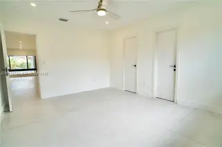 Propiedad en alquiler con 4 habitaciones y 3 baños en Surfside