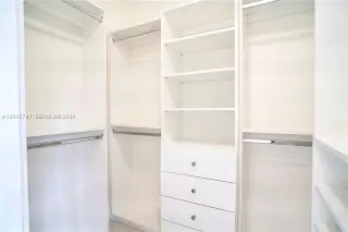 Propiedad en alquiler con 4 habitaciones y 3 baños en Surfside