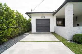 Propiedad en alquiler con 4 habitaciones y 3 baños en Surfside