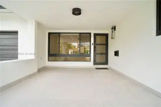 Propiedad en alquiler con 4 habitaciones y 3 baños en Surfside