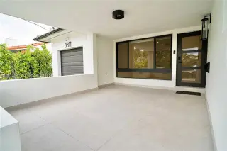Propiedad en alquiler con 4 habitaciones y 3 baños en Surfside