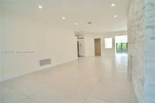 Propiedad en alquiler con 4 habitaciones y 3 baños en Surfside