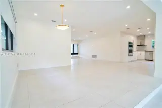 Propiedad en alquiler con 4 habitaciones y 3 baños en Surfside