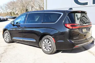 2023 Chrysler Pacifica Hybrid Limited FWD