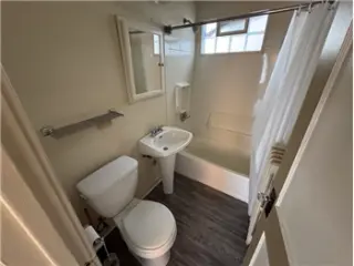 Propiedad en alquiler con 0 habitaciones y 1 baño en South Milwaukee