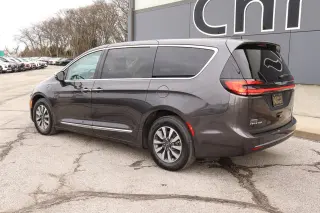 2023 Chrysler Pacifica Hybrid Limited FWD