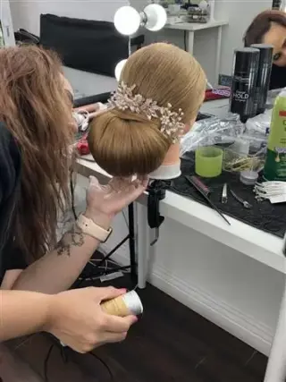 CLASES MAQUILLAJE Y PEINADO