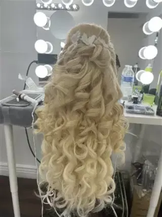 CLASES MAQUILLAJE Y PEINADO