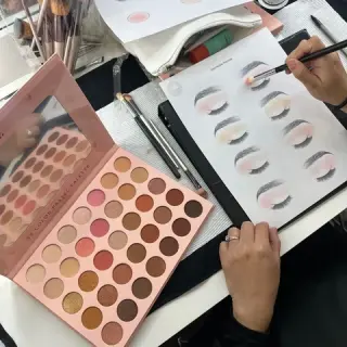 CLASES MAQUILLAJE Y PEINADO