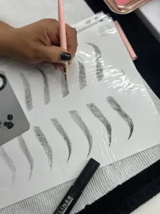 CLASES MAQUILLAJE Y PEINADO