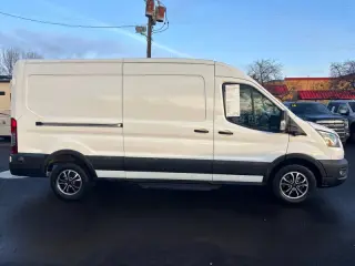 2022 Ford E-Transit 350