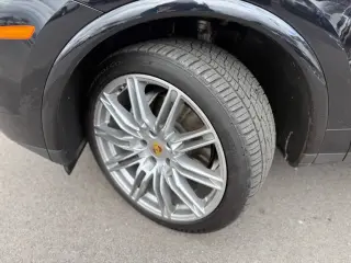 2017 Porsche Cayenne
Platinum Edition