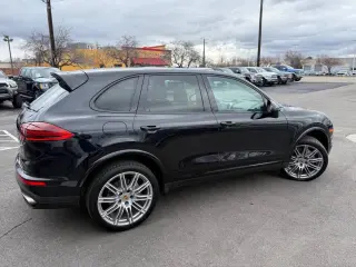 2017 Porsche Cayenne
Platinum Edition