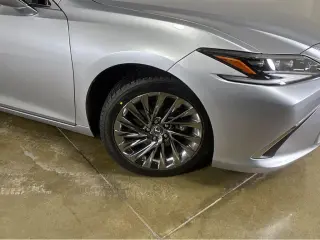2024 Lexus ES300H LUXURY.