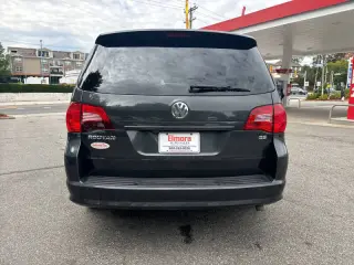 2011 Volkswagen Routan SE