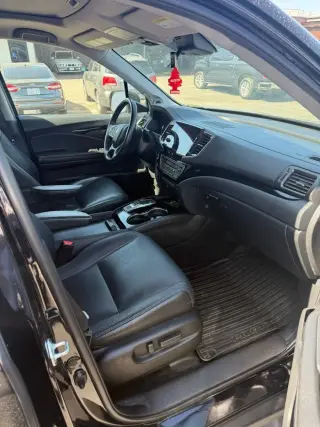 Honda Pilot 2022 Touring 4dr SUV w/Rear Captain's Chairs