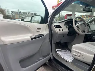 2013 Toyota Sienna LE 7-Passenger Auto Access Seat