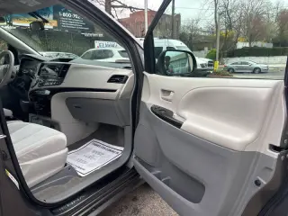 2013 Toyota Sienna LE 7-Passenger Auto Access Seat
