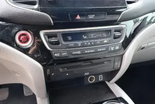 Honda Pilot 2020 AWD Touring 4dr SUV w/Rear Captain's Chairs