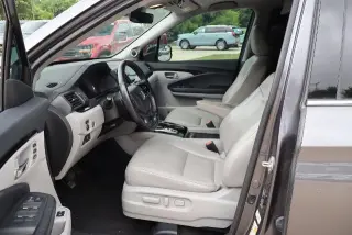 Honda Pilot 2020 AWD Touring 4dr SUV w/Rear Captain's Chairs
