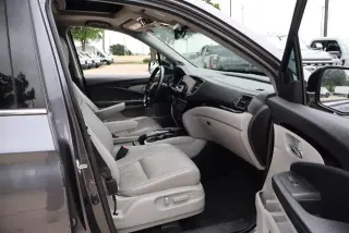 Honda Pilot 2020 AWD Touring 4dr SUV w/Rear Captain's Chairs