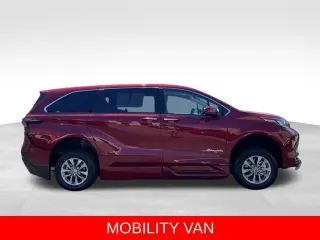 2025 Toyota Sienna XLE 8 Passenger