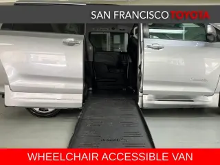 2017 Toyota Sienna SE 8 Passenger