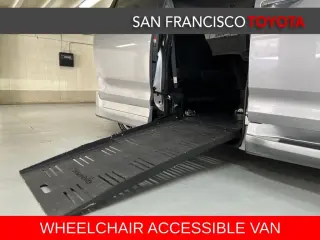 2017 Toyota Sienna SE 8 Passenger