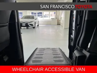 2017 Toyota Sienna SE 8 Passenger