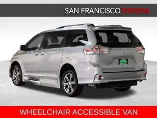 2017 Toyota Sienna SE 8 Passenger