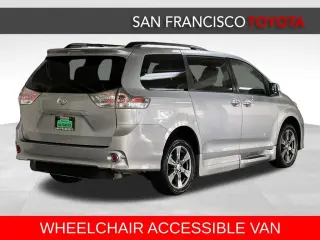 2017 Toyota Sienna SE 8 Passenger