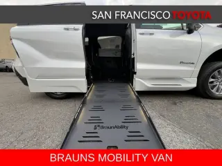 2025 Toyota Sienna XLE 8 Passenger
