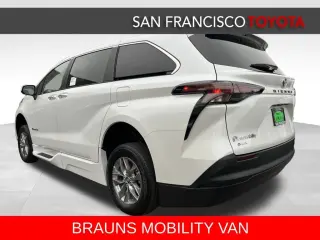 2025 Toyota Sienna XLE 8 Passenger