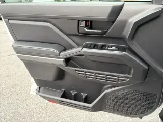 Toyota Tacoma 2024 4x4 SR5 4 puertas Doble Cabina 5.0 ft SB