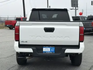 Toyota Tacoma 2024 4x4 SR5 4 puertas Doble Cabina 5.0 ft SB