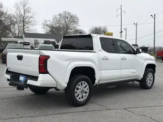 Toyota Tacoma 2024 4x4 SR5 4 puertas Doble Cabina 5.0 ft SB
