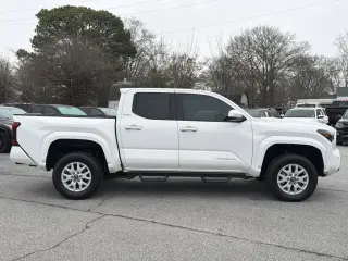 Toyota Tacoma 2024 4x4 SR5 4 puertas Doble Cabina 5.0 ft SB