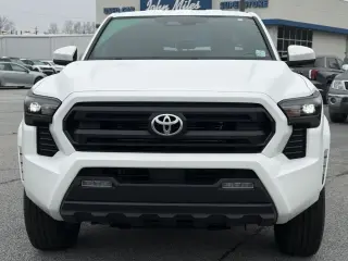 Toyota Tacoma 2024 4x4 SR5 4 puertas Doble Cabina 5.0 ft SB