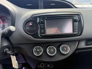 2016 Toyota Yaris 5-Door LE