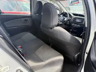 2016 Toyota Yaris 5-Door LE
