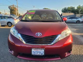 2014 Toyota Sienna LE 7-Passenger Auto Access Seat