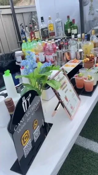 BARTENDERS Y MESEROS