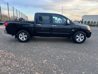 2004 Nissan Titan SE