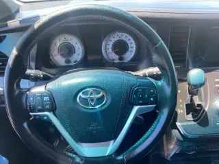 2015 Toyota Sienna SE Premium 8-Passenger