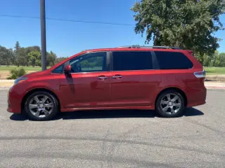 2015 Toyota Sienna SE Premium 8-Passenger