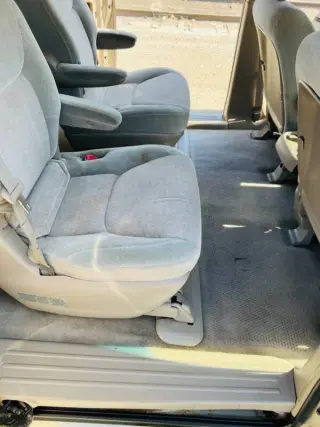 2004 Toyota Sienna LE 8 Passenger