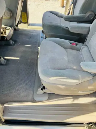 2004 Toyota Sienna LE 8 Passenger